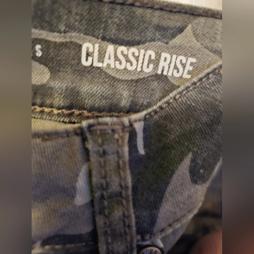 REWASH Camouflage Crop Jeans Distressed Raw Hem Classic Rise Women's Size 7/28
